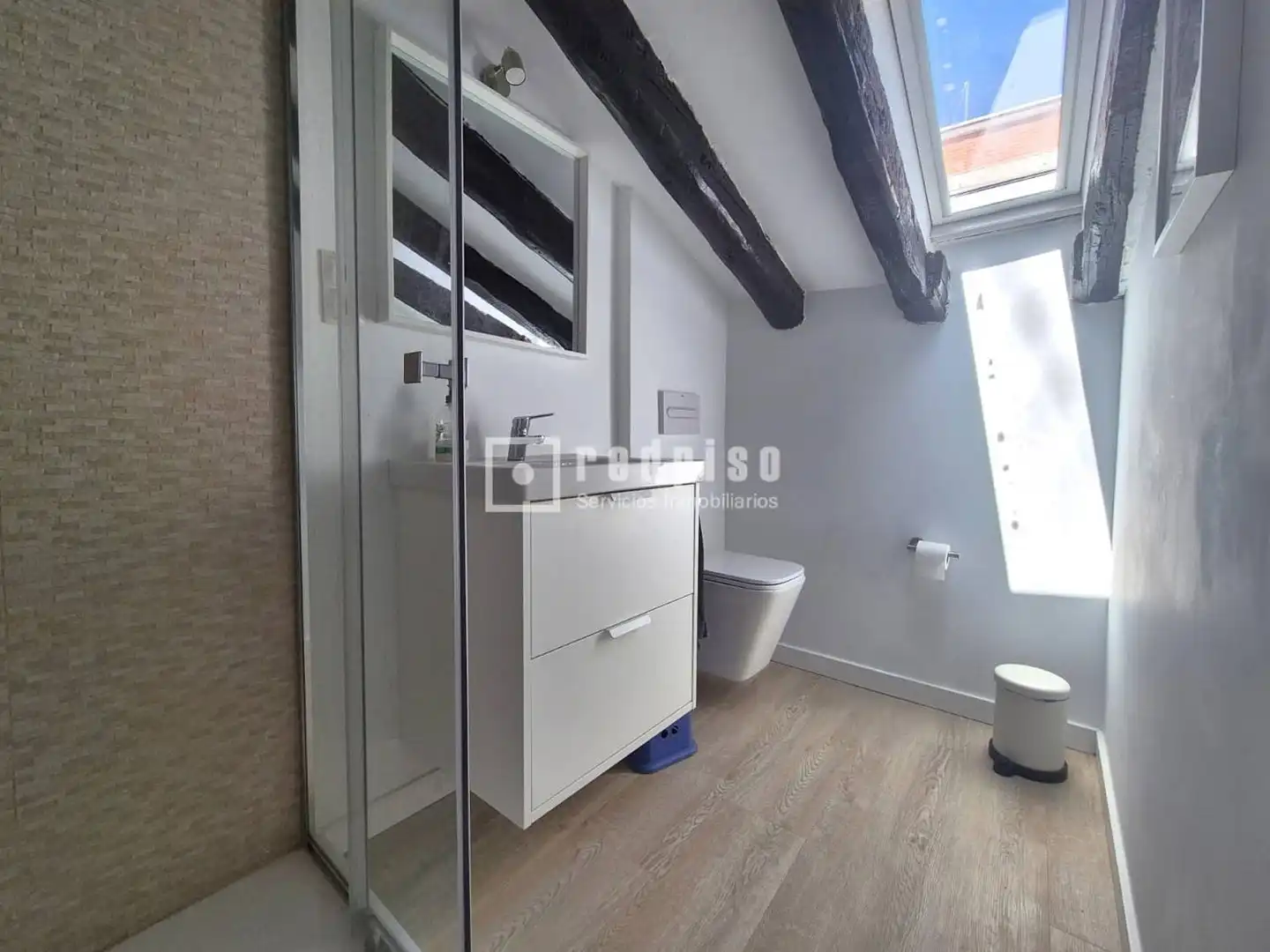 Badezimmer von Wohnungen zur Miete in Madrid mit Klimaanlage und Möbliert