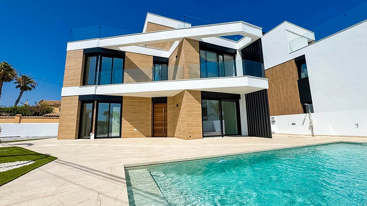 Vista exterior de Casa o xalet en venda en Torrevieja amb Terrassa i Piscina