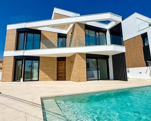 Vista exterior de Casa o xalet en venda en Torrevieja amb Terrassa i Piscina