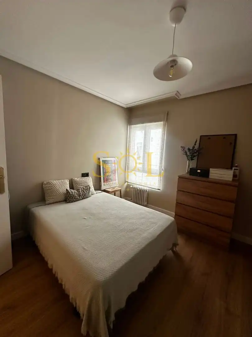 Dormitori de Pis en venda en León Capital  amb Calefacció, Parquet i Terrassa