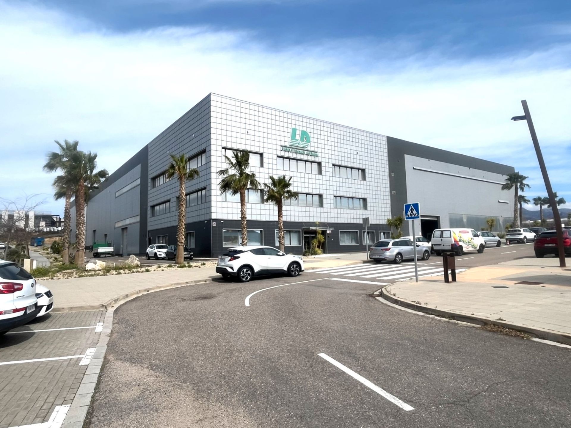 Vista exterior de Nau industrial en venda en  Almería Capital amb Calefacció i Alarma