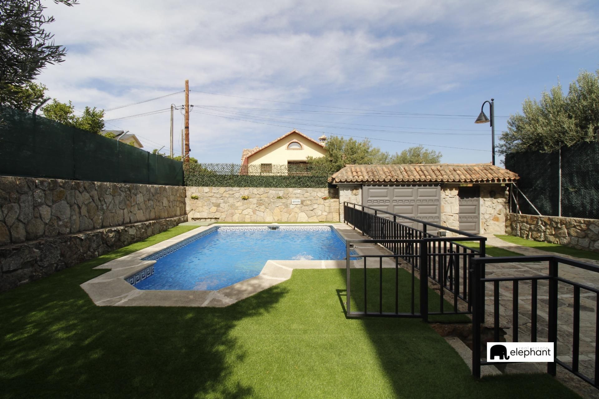 Piscina de Casa adosada en venda en Galapagar amb Calefacció, Jardí privat i Terrassa