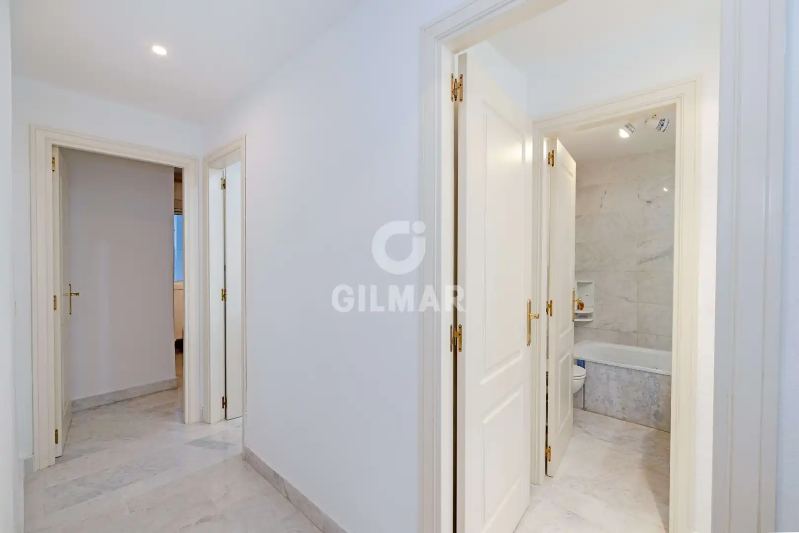 Badezimmer von Wohnungen zum Verkauf in Marbella mit Heizung, Privatgarten und Schwimmbad