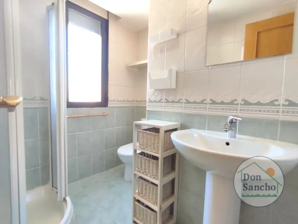 Baño de Casa adosada en venta en Viana de Cega con Calefacción, Jardín privado y Terraza
