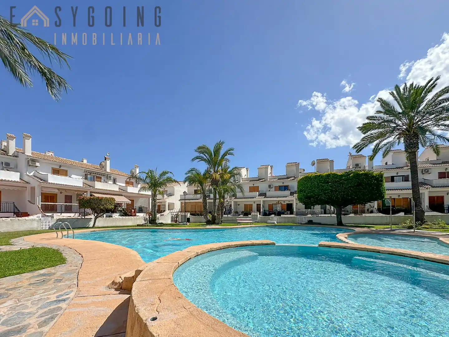 Außenansicht von Einfamilien-Reihenhaus zum Verkauf in Santa Pola mit Klimaanlage, Terrasse und Gemeinschaftspool