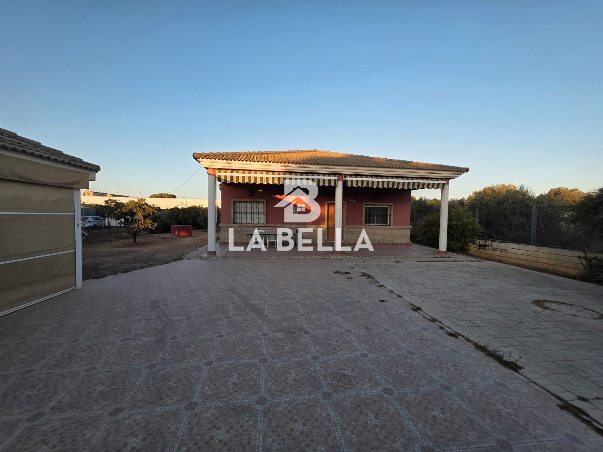 Exterior view of House or chalet for sale in  Sevilla Capital  with Air Conditioner, Private garden and Storage room