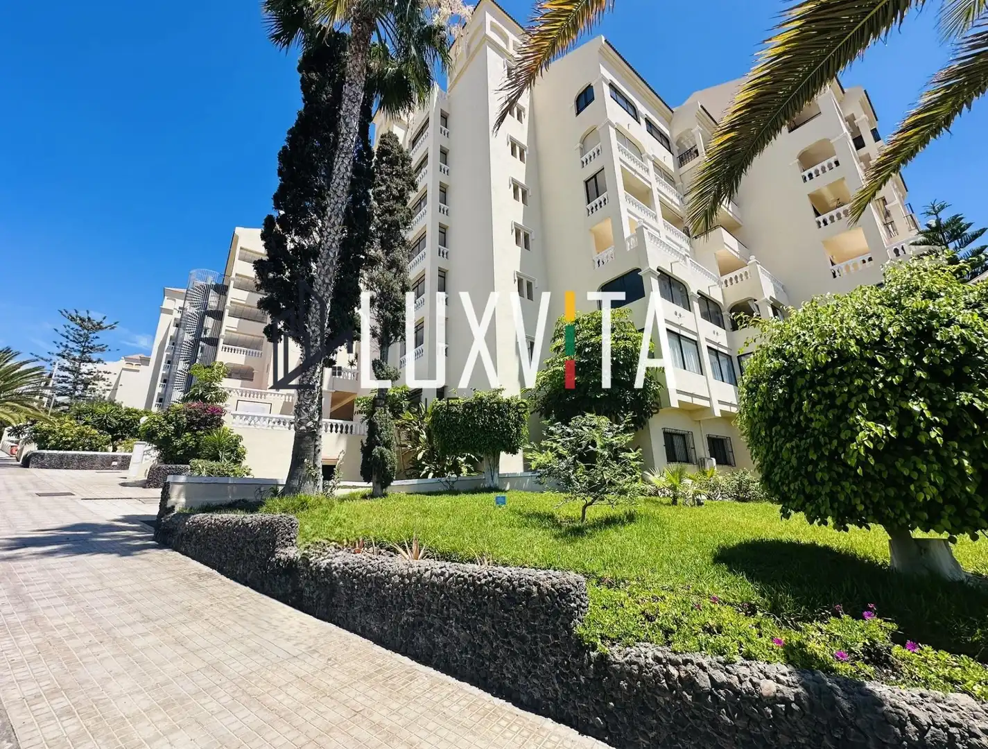 Vista exterior de Apartament en venda en Arona amb Jardí privat, Terrassa i Moblat