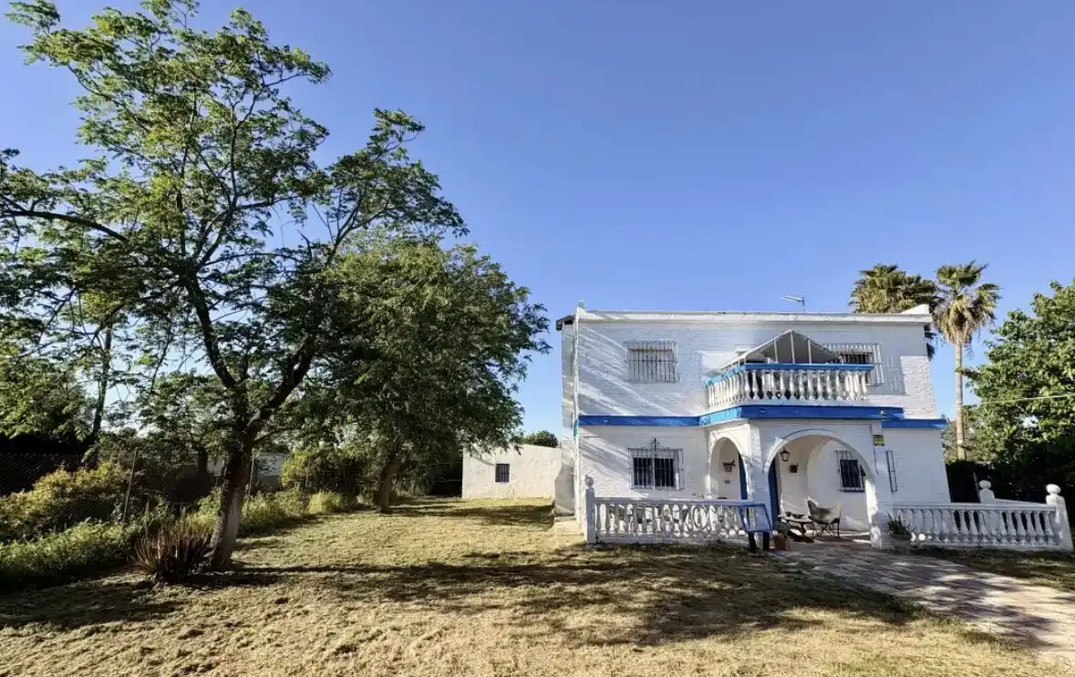 Vista exterior de Casa o xalet en venda en Carmona amb Aire condicionat, Jardí privat i Traster