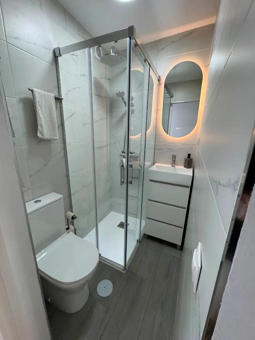 Badezimmer von Wohnung zur Miete in Oviedo  mit Heizung, Parkett und Möbliert