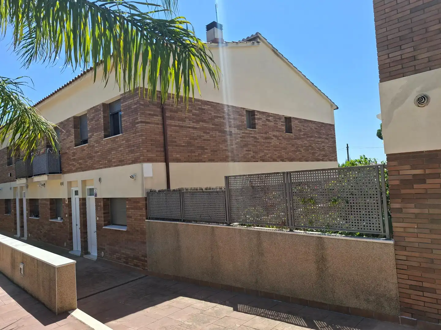 Vista exterior de Casa adosada en venta en El Vendrell con Calefacción, Jardín privado y Terraza