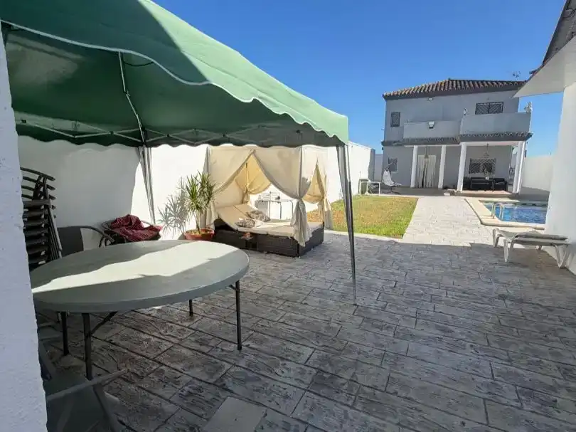 Terrassa de Casa o xalet en venda en La Línea de la Concepción amb Aire condicionat, Jardí privat i Piscina