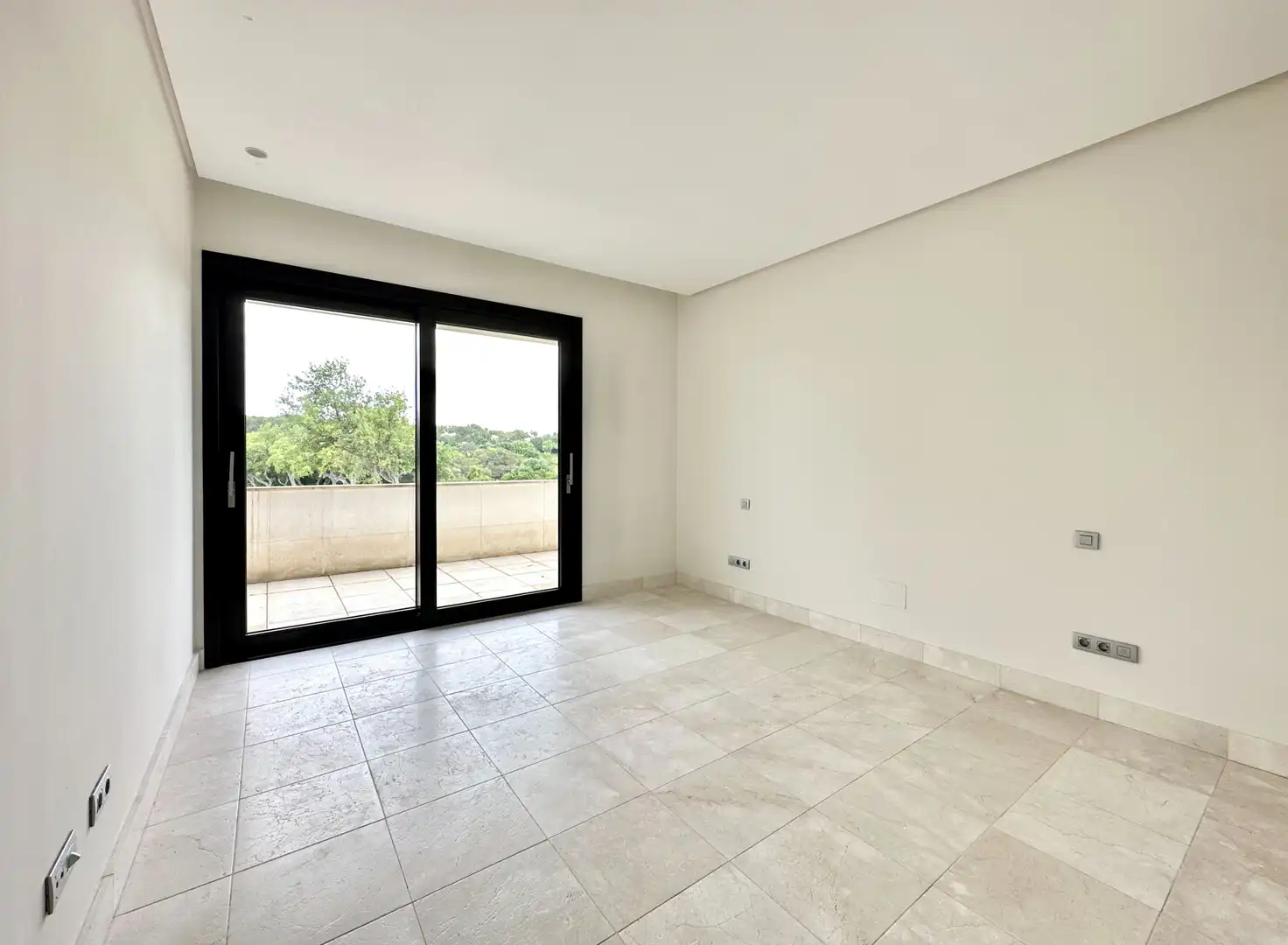 Schlafzimmer von Maisonette zum Verkauf in Sotogrande mit Klimaanlage, Privatgarten und Terrasse
