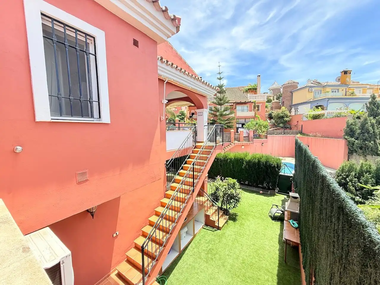 Vista exterior de Casa o xalet en venda en Vélez-Málaga amb Aire condicionat, Calefacció i Jardí privat