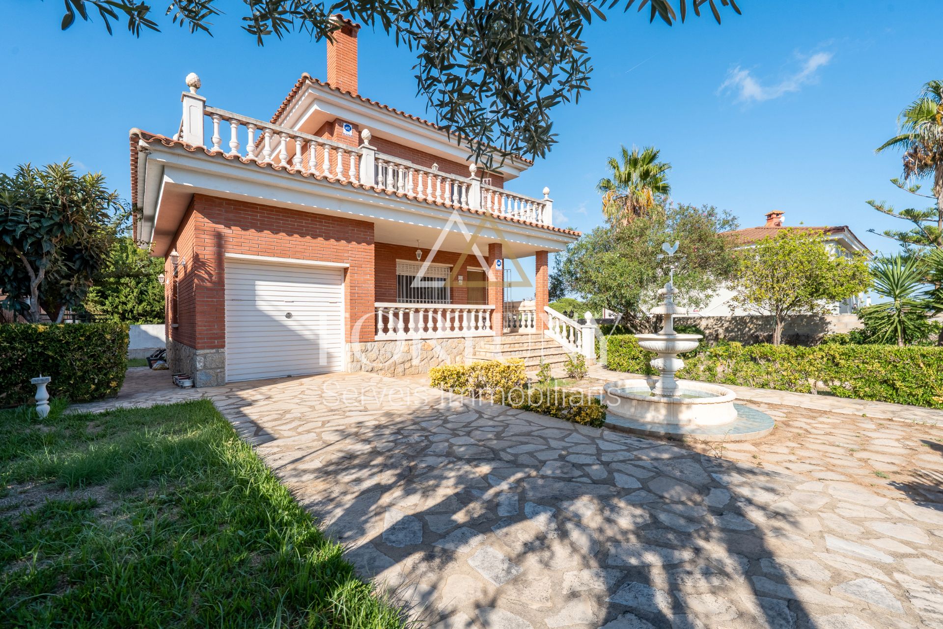 Vista exterior de Casa o xalet en venda en Mont-roig del Camp amb Aire condicionat, Jardí privat i Terrassa