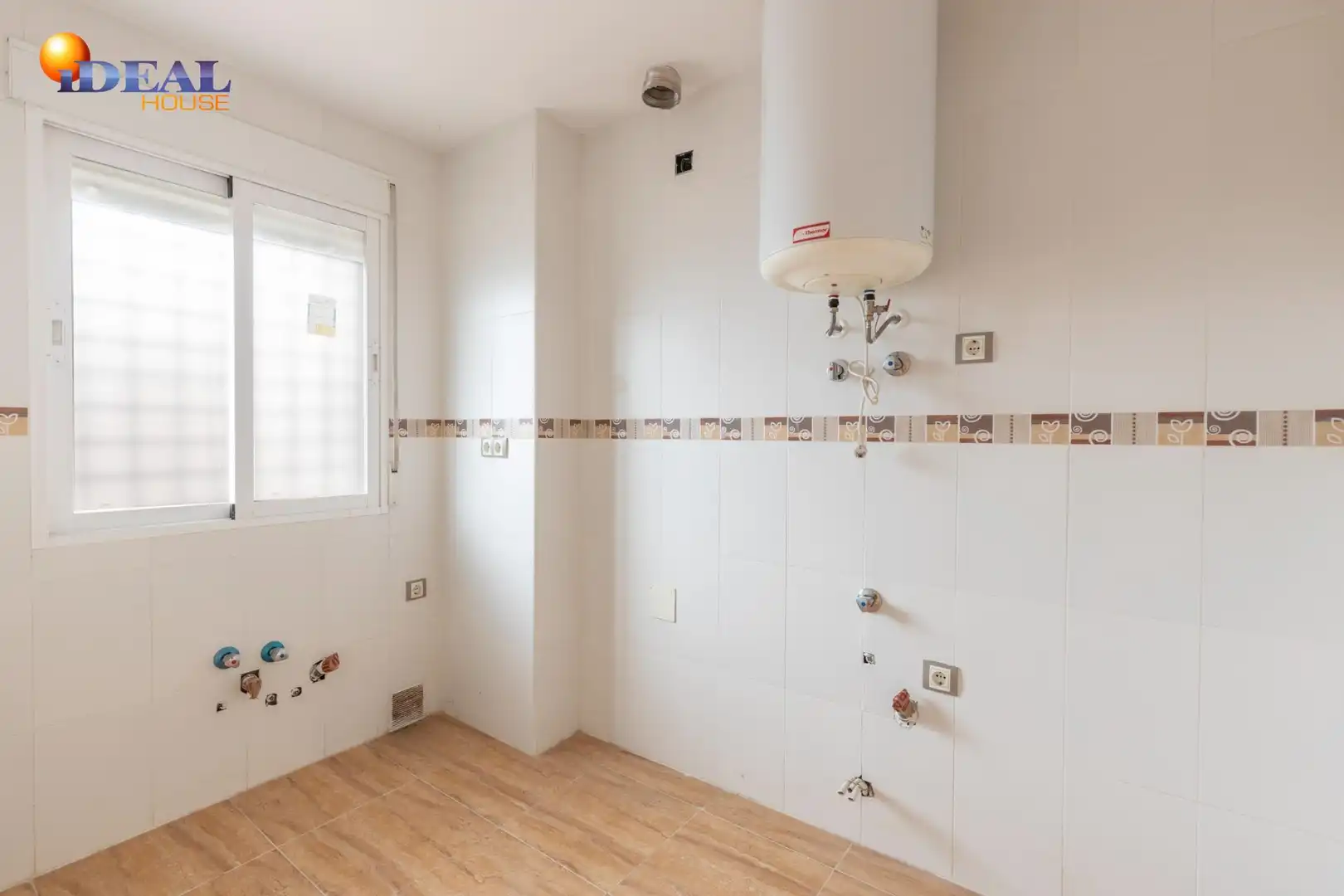 Badezimmer von Wohnung zum Verkauf in Güevéjar mit Balkon