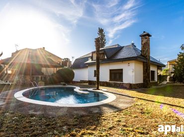 Xalet amb piscina en venda a Carrer Pessebre