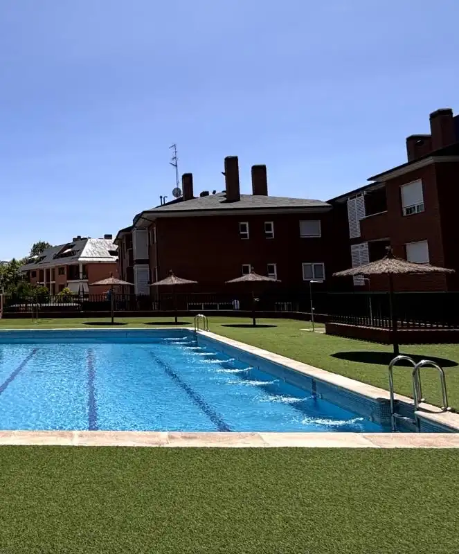 Piscina de Planta baixa en venda en Las Rozas de Madrid amb Aire condicionat, Calefacció i Jardí privat