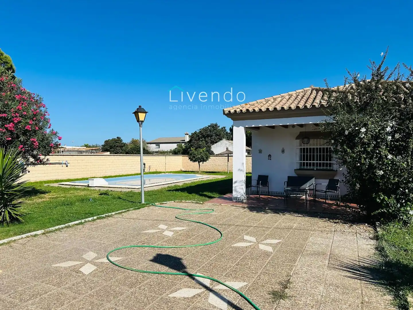 Vista exterior de Casa o chalet en venta en Chiclana de la Frontera con Piscina y Alarma