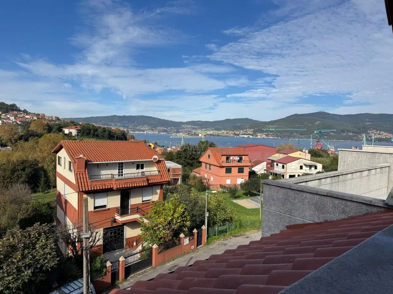 Vista exterior de Casa adosada en venta en Vigo  con Calefacción, Jardín privado y Terraza
