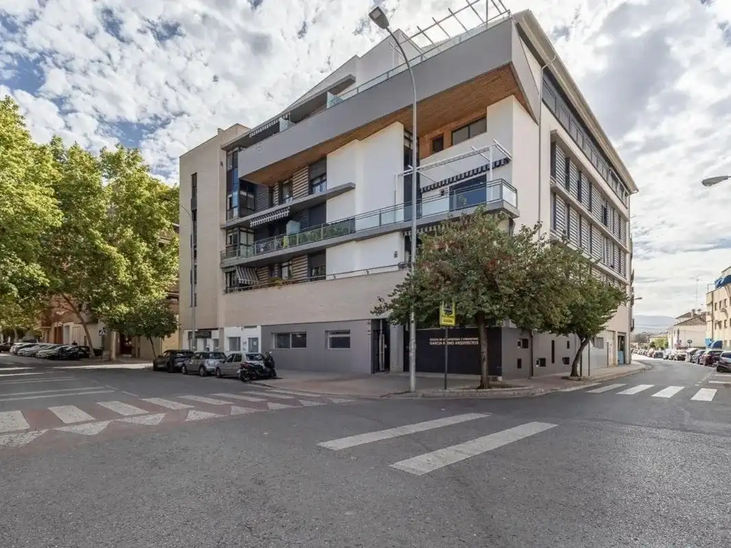 Vista exterior de Oficina de lloguer en Granada amb Aire condicionat, Calefacció i Moblat