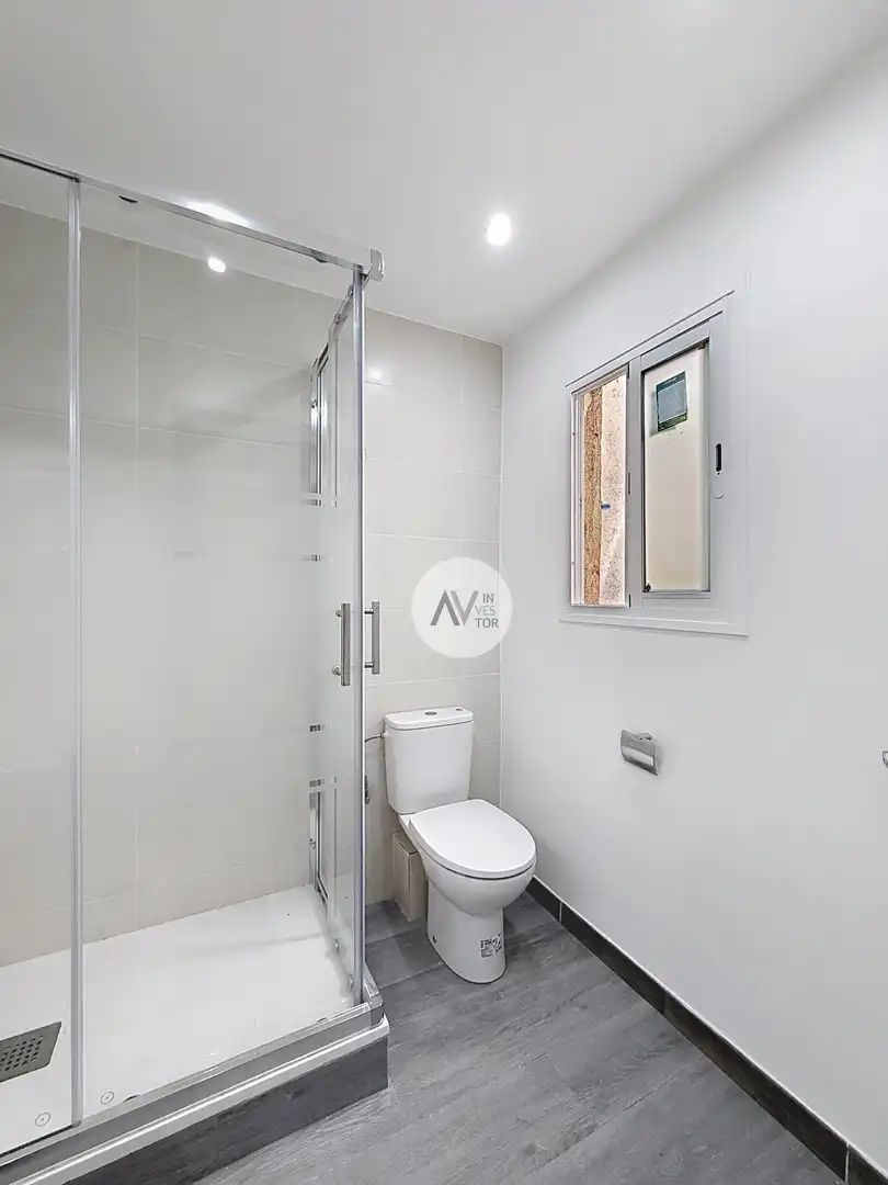 Baño de Apartamento en venta en Barcelona con Terraza y Balcón