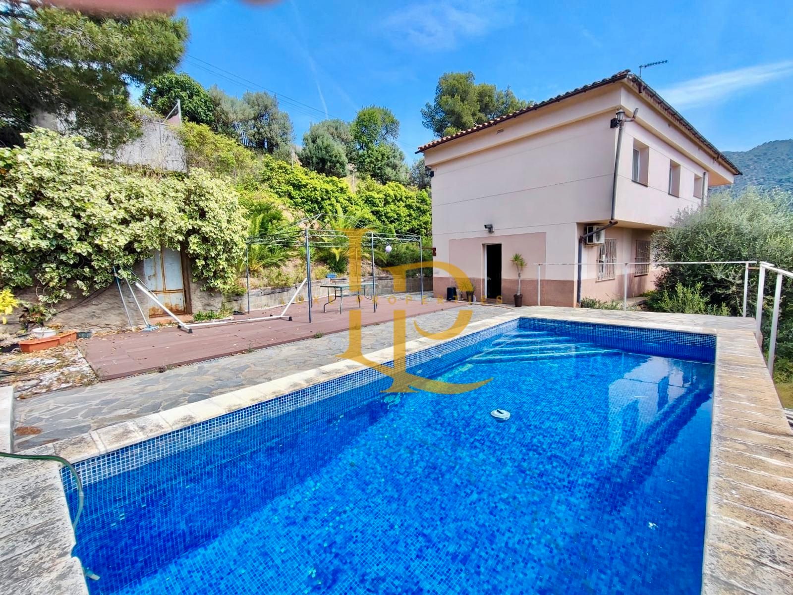 Vista exterior de Casa o xalet en venda en Esparreguera amb Calefacció, Jardí privat i Terrassa