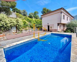 Vista exterior de Casa o xalet en venda en Esparreguera amb Calefacció, Jardí privat i Terrassa