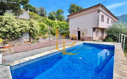 Vista exterior de Casa o xalet en venda en Esparreguera amb Calefacció, Jardí privat i Terrassa
