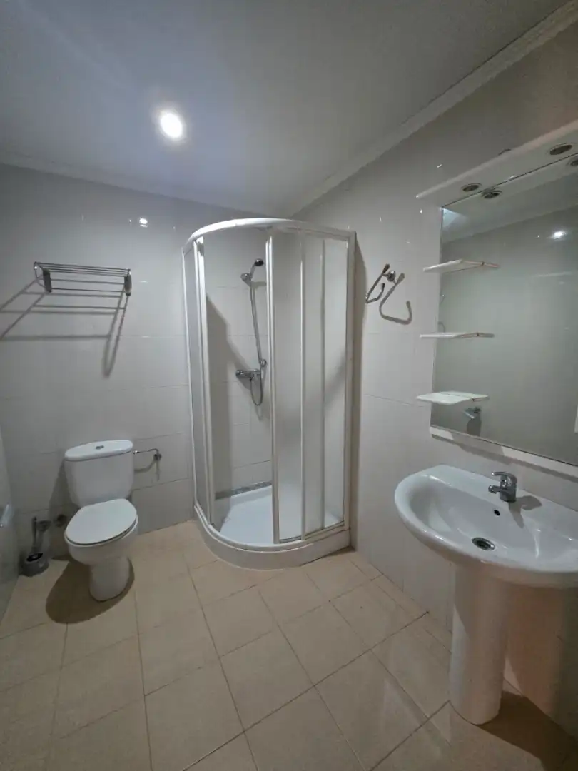 Baño de Casa adosada en venta en Viveiro con Calefacción, Parquet y Horno
