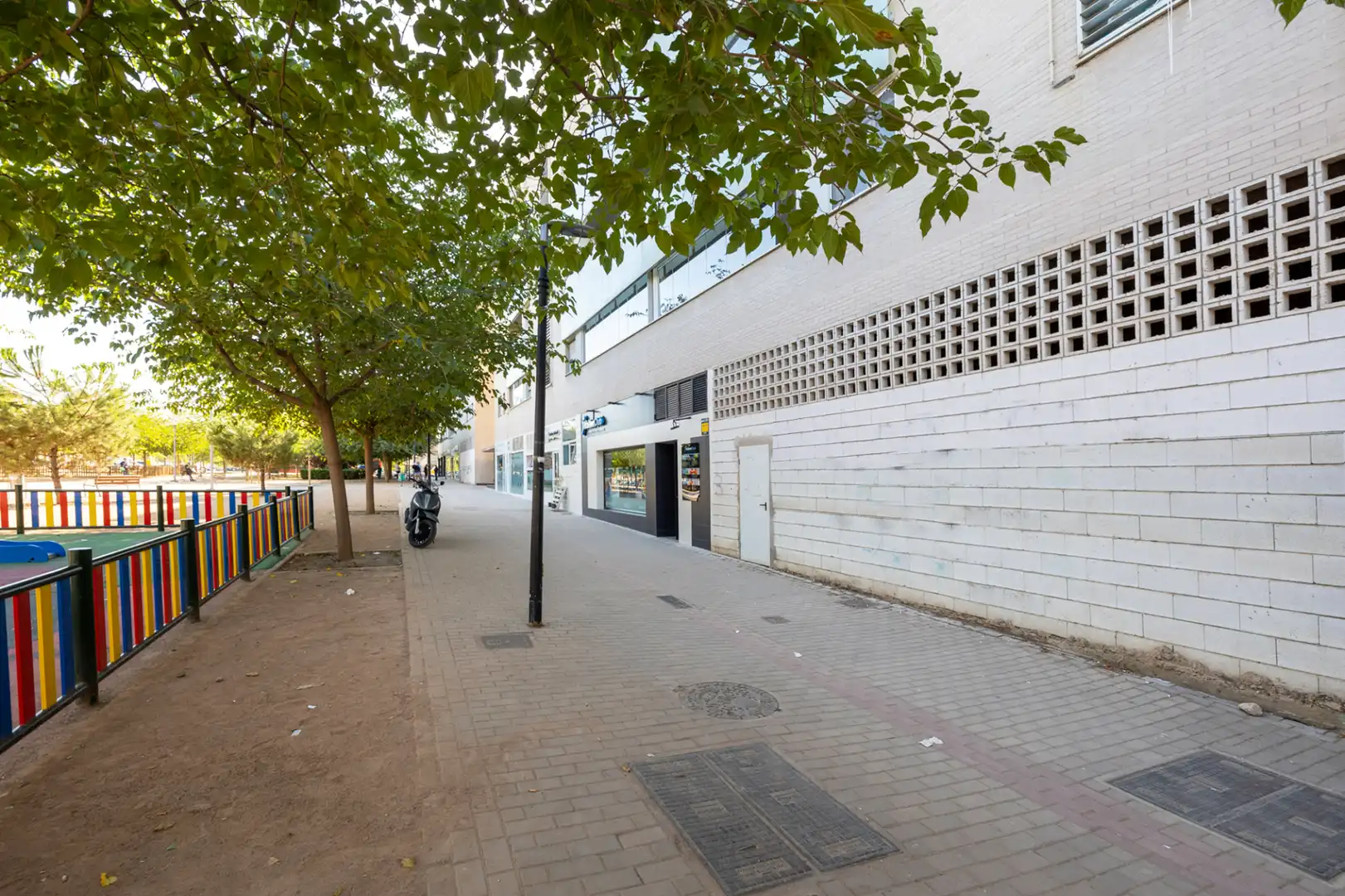 Vista exterior de Local en venda en Granada