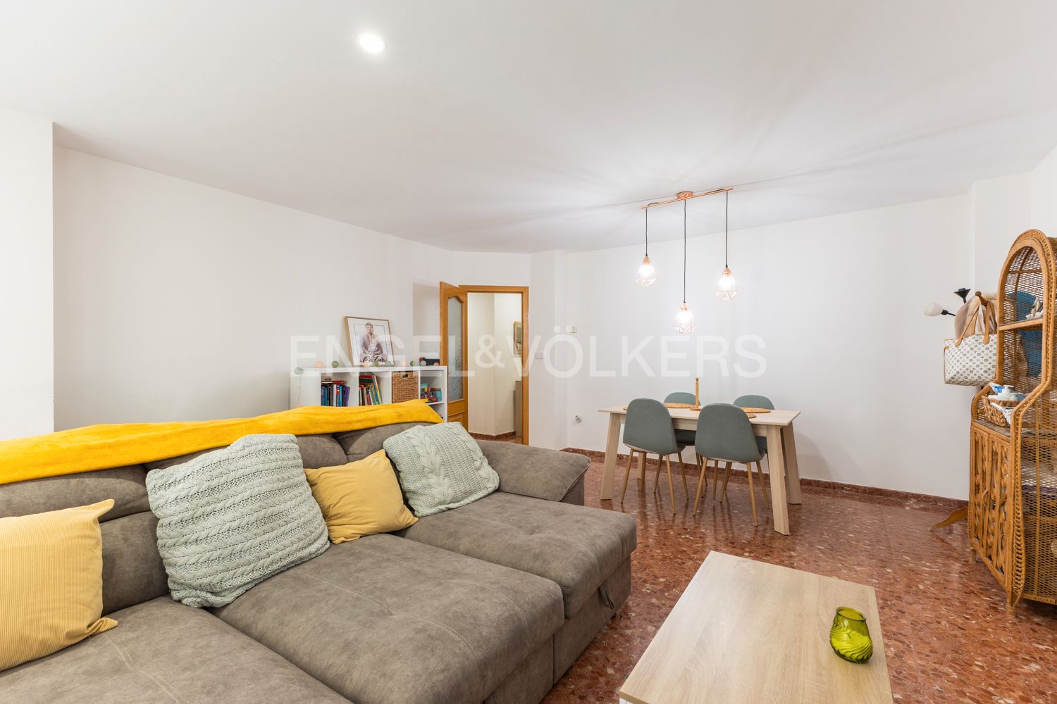 Sala d'estar de Apartament en venda en Requena amb Calefacció, Terrassa i Moblat
