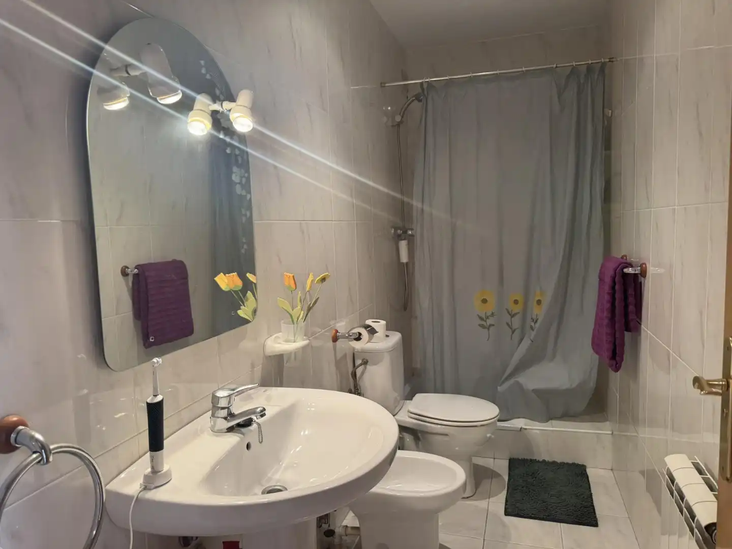 Badezimmer von Einfamilien-Reihenhaus zum Verkauf in Guissona mit Heizung, Privatgarten und Ofen