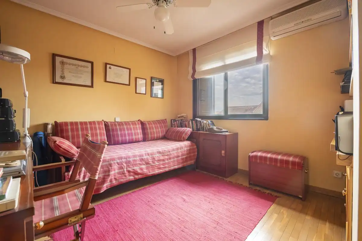 Habitación de Casa adosada en venta en Madrid con Aire acondicionado, Calefacción y Jardín privado