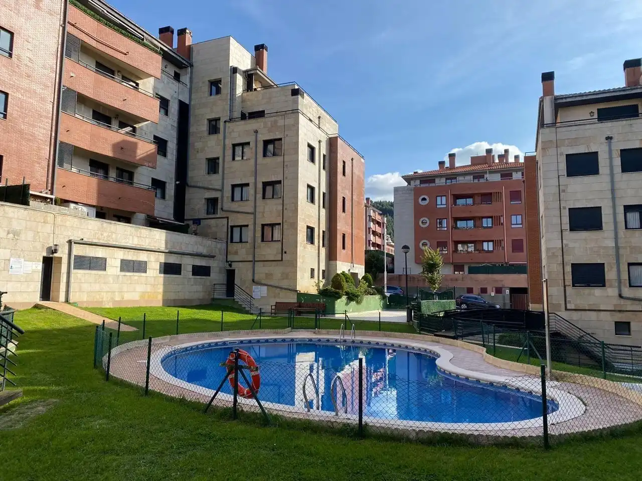 Piscina de Pis en venda en Castro-Urdiales amb Calefacció, Parquet i Terrassa