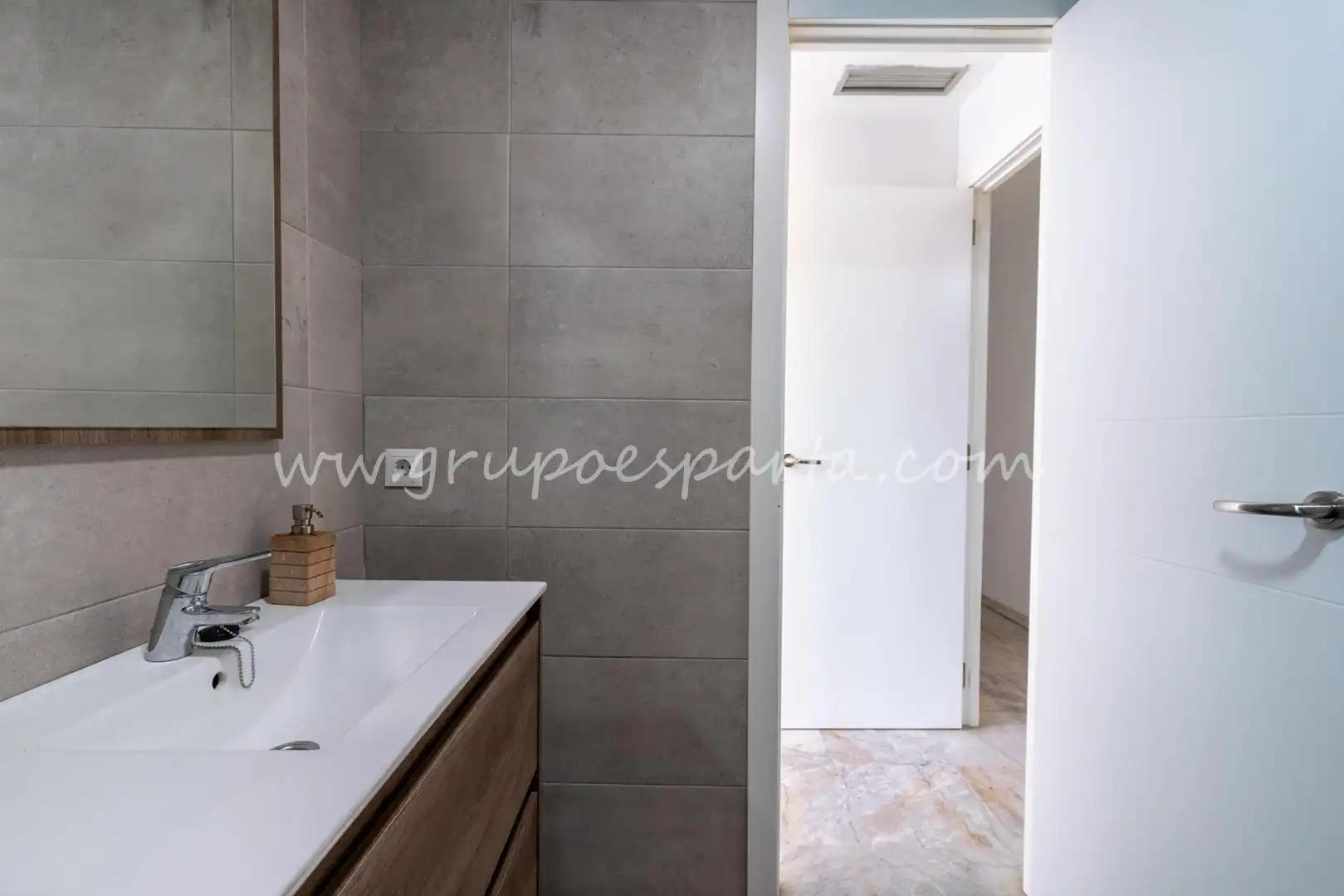 Bathroom of Flat for sale in Sevilla  with Air Conditioner and Balcony