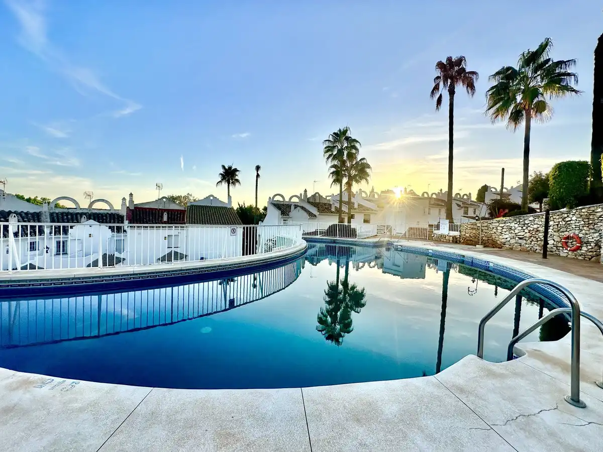 Piscina de Casa adosada en venda en Elviria - Cabopino