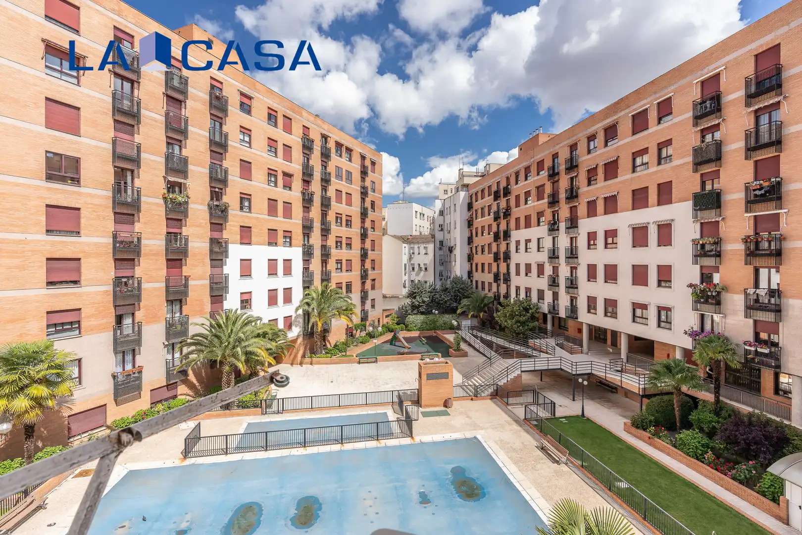 Vista exterior de Piso en venta en Madrid con Calefacción