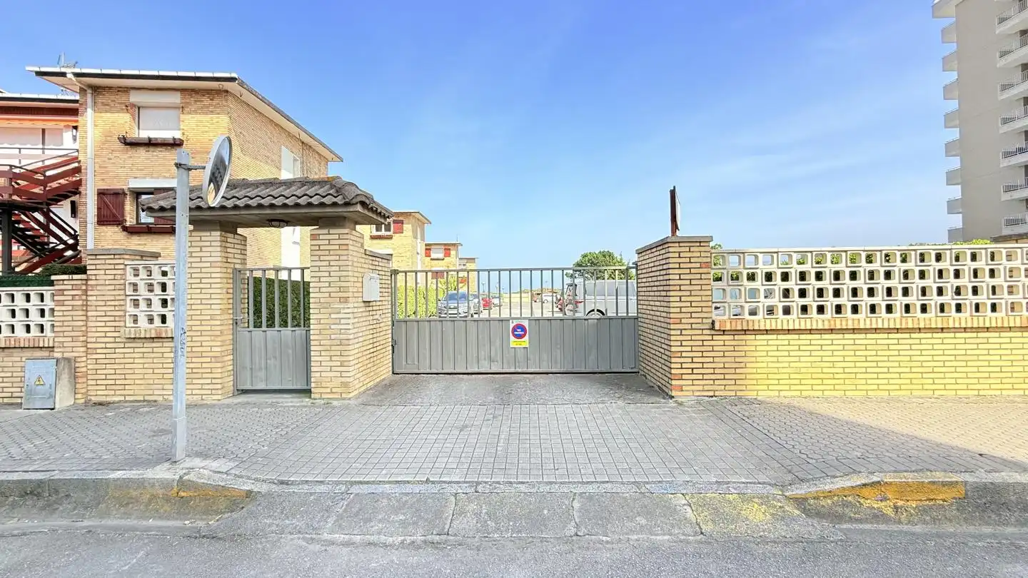 Exterior view of Flat for sale in Laredo