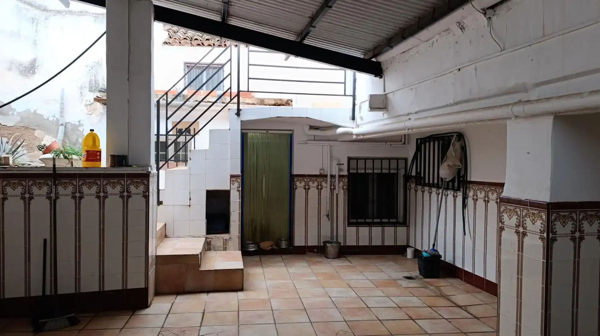 Casa adosada en venda en Yecla amb Traster