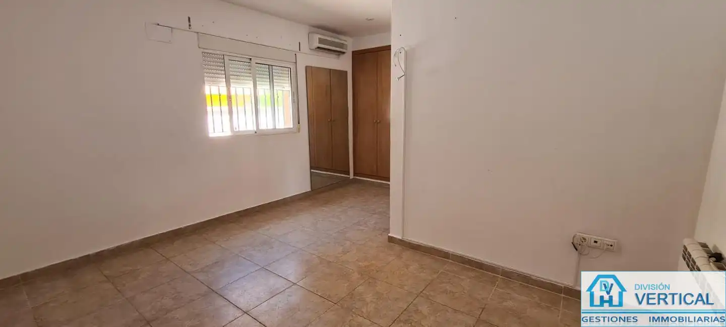 Bedroom of Houses for rent in Riba-roja de Túria  with Air Conditioner, Private garden and Swimming Pool