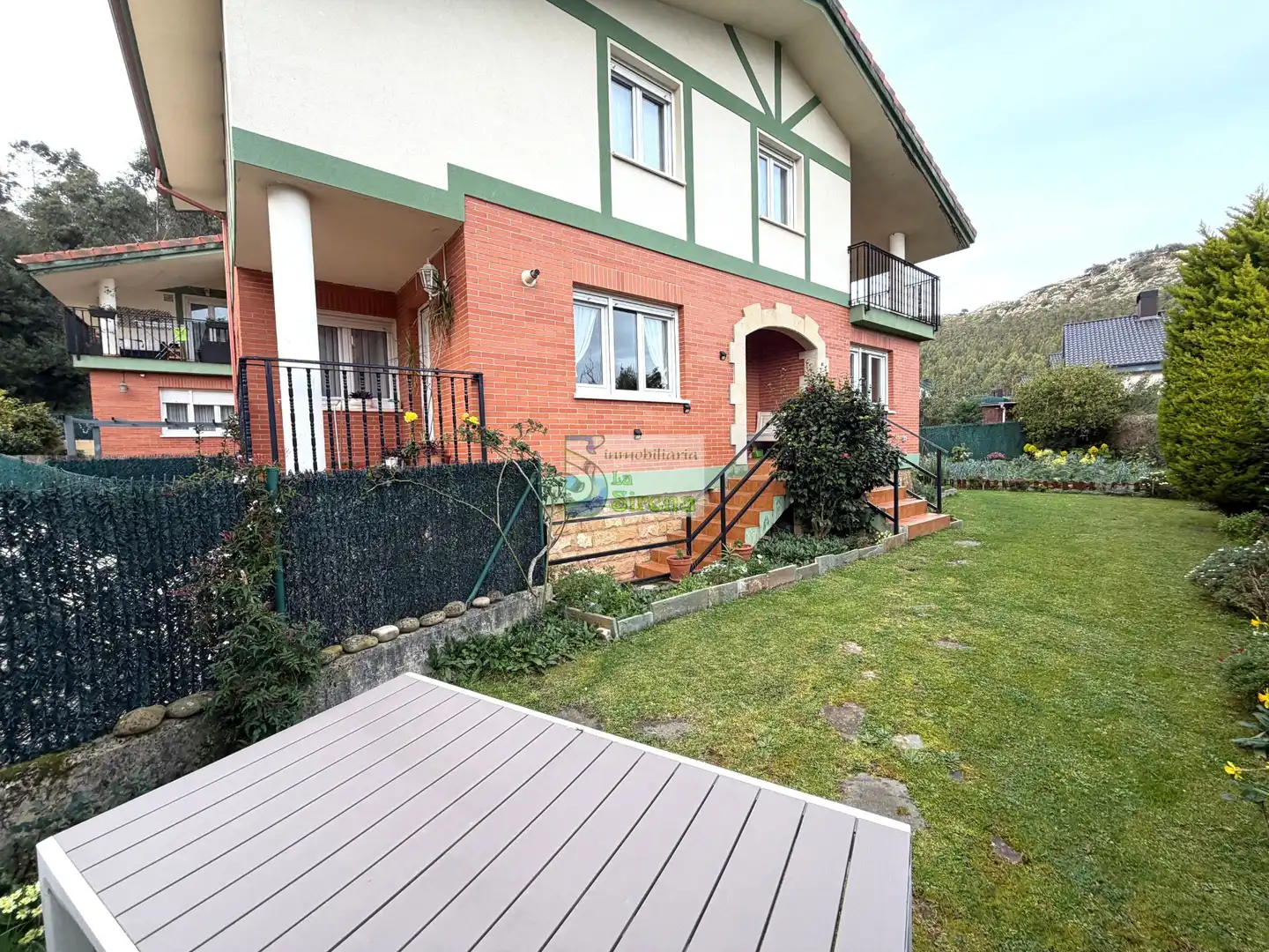 Vista exterior de Casa o xalet en venda en Castro-Urdiales amb Calefacció, Jardí privat i Terrassa