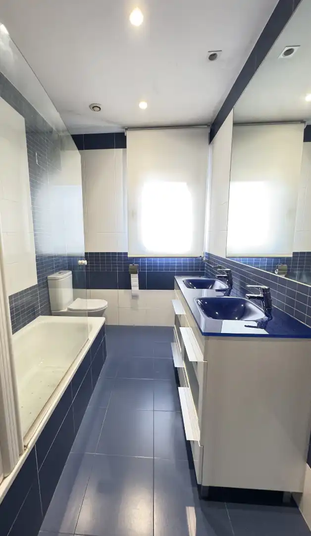 Bany de Casa o xalet en venda en Avilés amb Calefacció, Jardí privat i Parquet