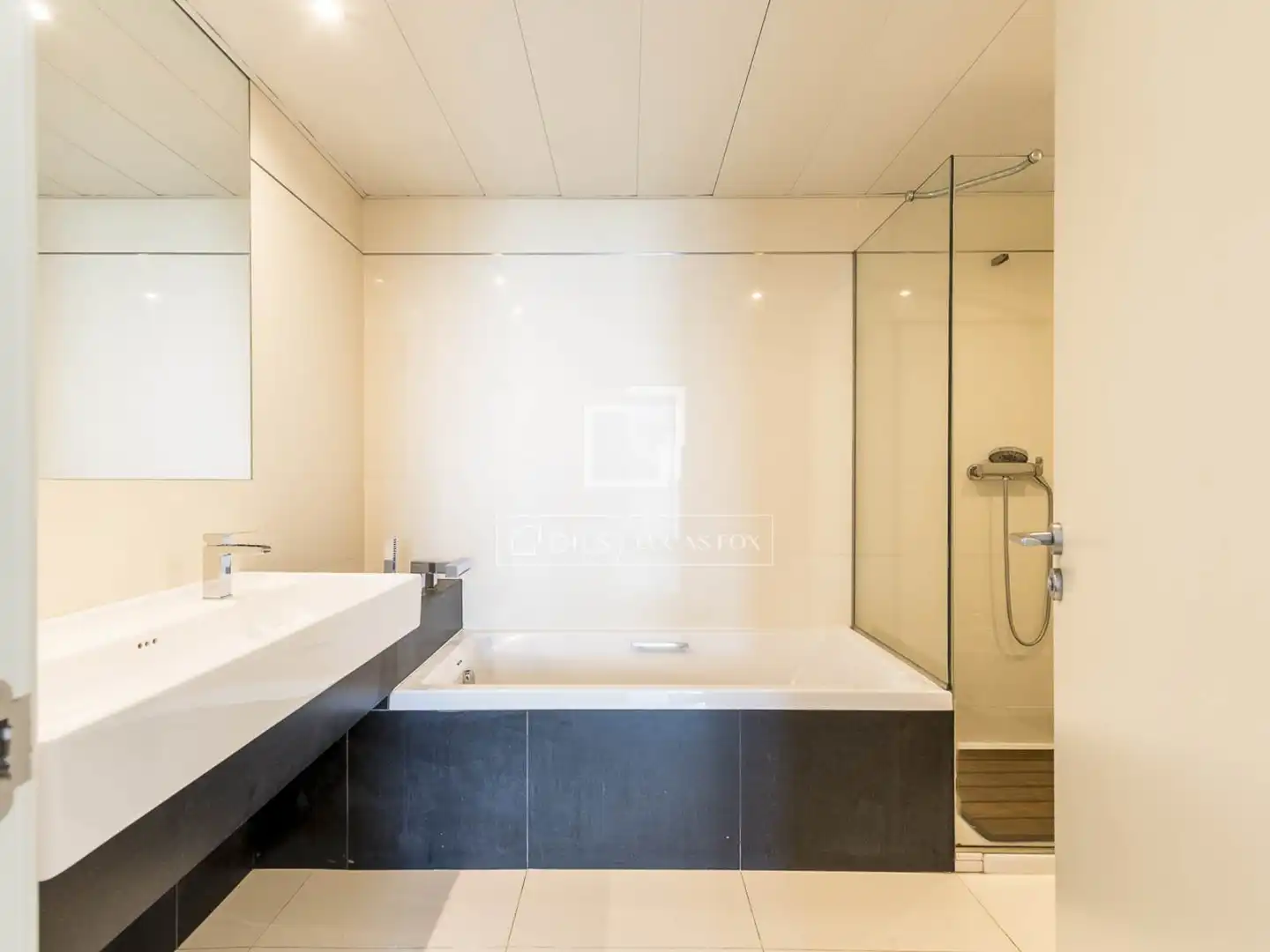Baño de Piso en venta en Barcelona con Aire acondicionado, Calefacción y Jardín privado