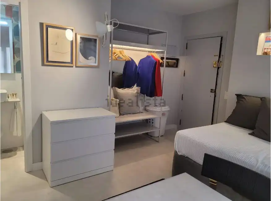 Dormitori de Apartament de lloguer en Madrid amb Aire condicionat, Calefacció i Moblat