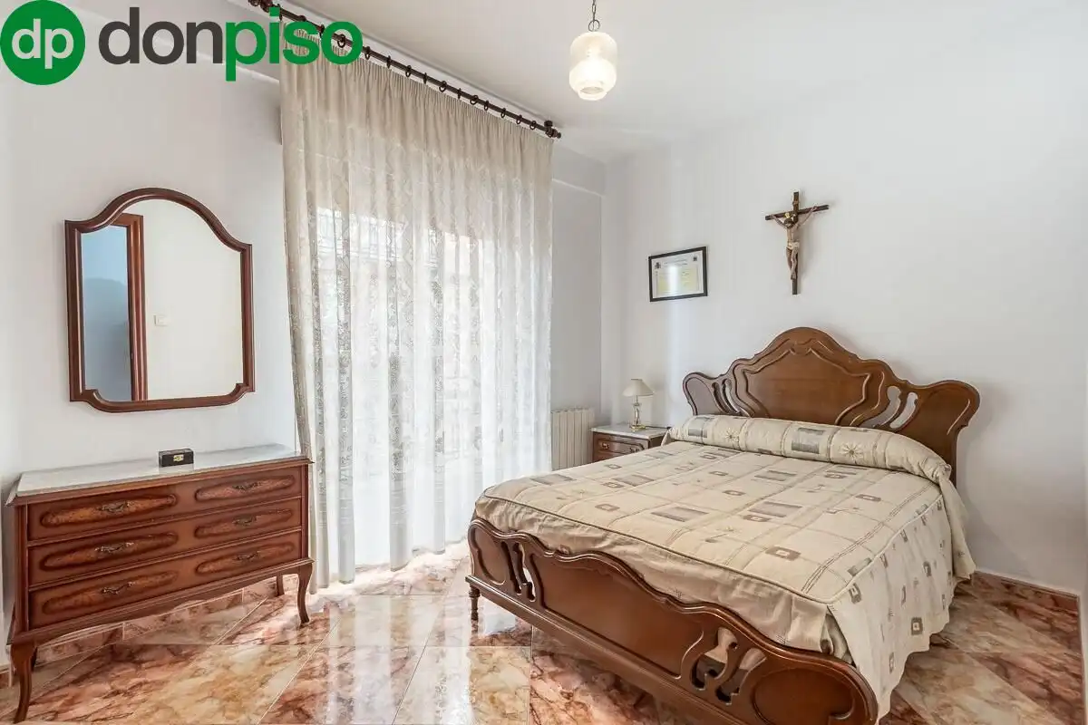 Bedroom of Flat for sale in Granada  with Air Conditioner, Heating and Terrace