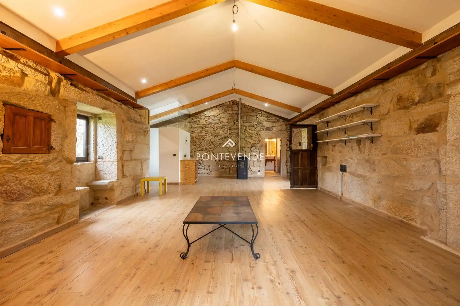 Wohnzimmer von Haus oder Chalet zum Verkauf in Tui mit Heizung und Terrasse