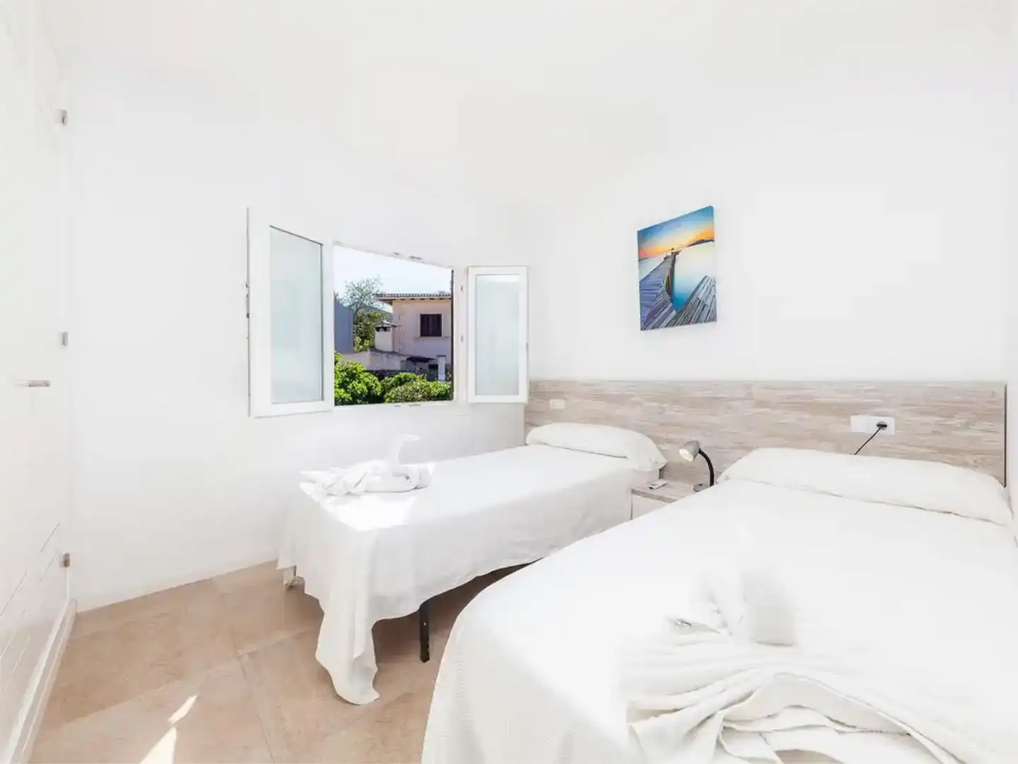 Schlafzimmer von Country house zur Miete in Alcúdia mit Klimaanlage, Privatgarten und Parkett