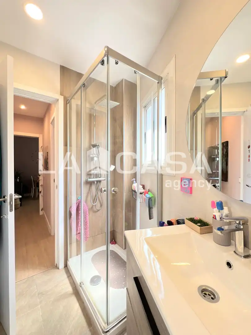 Badezimmer von Wohnung zum Verkauf in Badalona mit Balkon