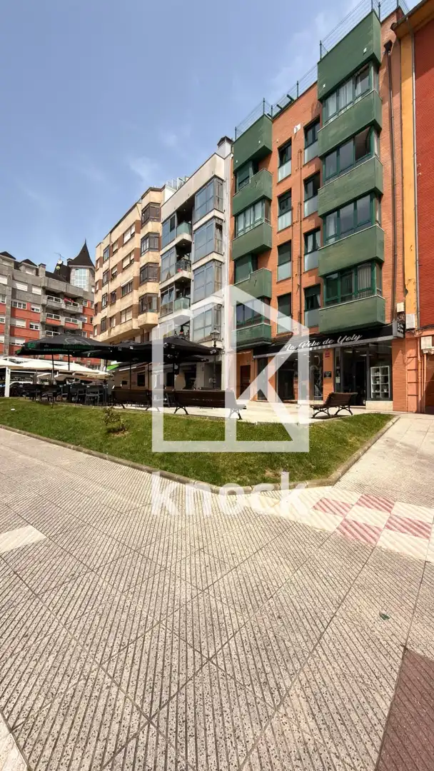 Vista exterior de Piso en venta en Oviedo  con Calefacción