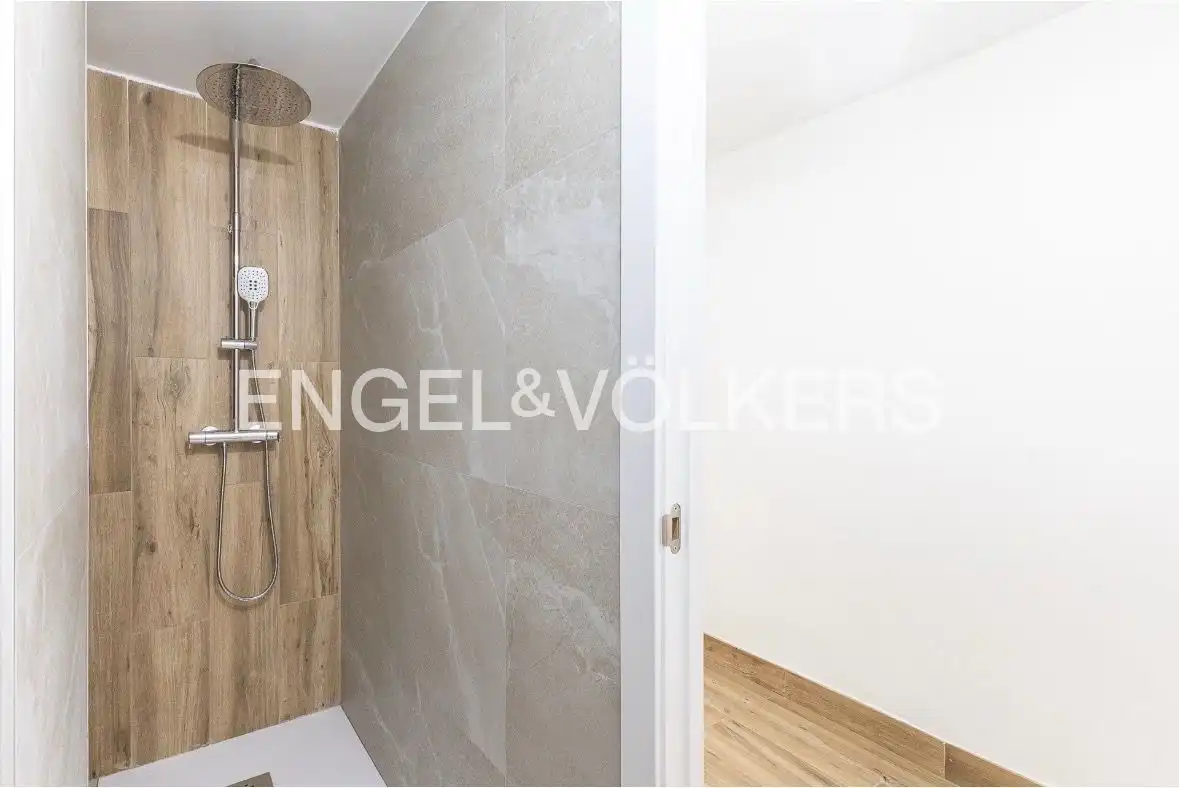 Bathroom of Flat for sale in Fuenlabrada  with Air Conditioner and Heating